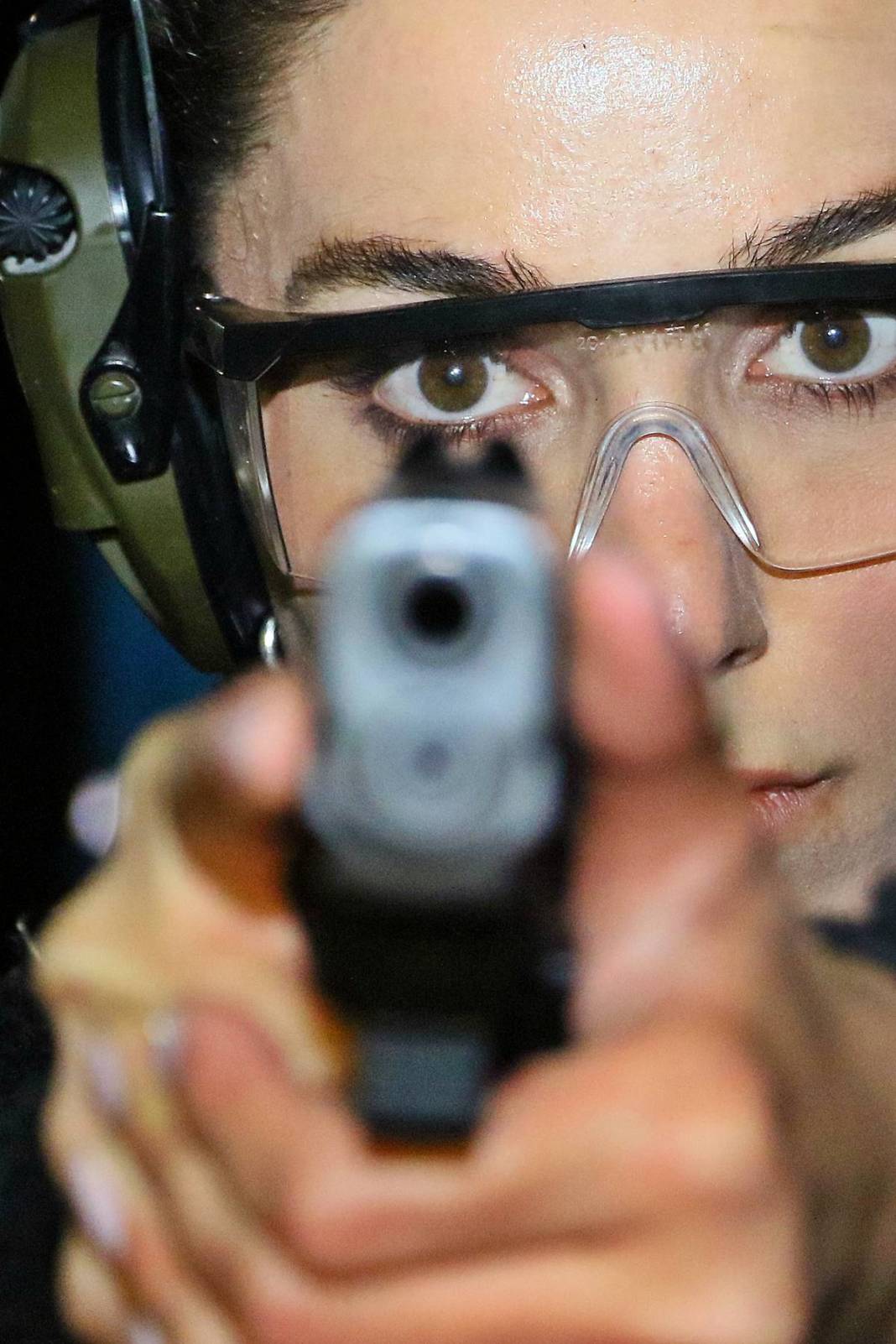 Yerli Lara Croft, karanlıkta hedefi 12'den vuruyor! Polis eğitmeni Nisa Aydın'ın müdahale teknikleri nefesleri kesiyor 38